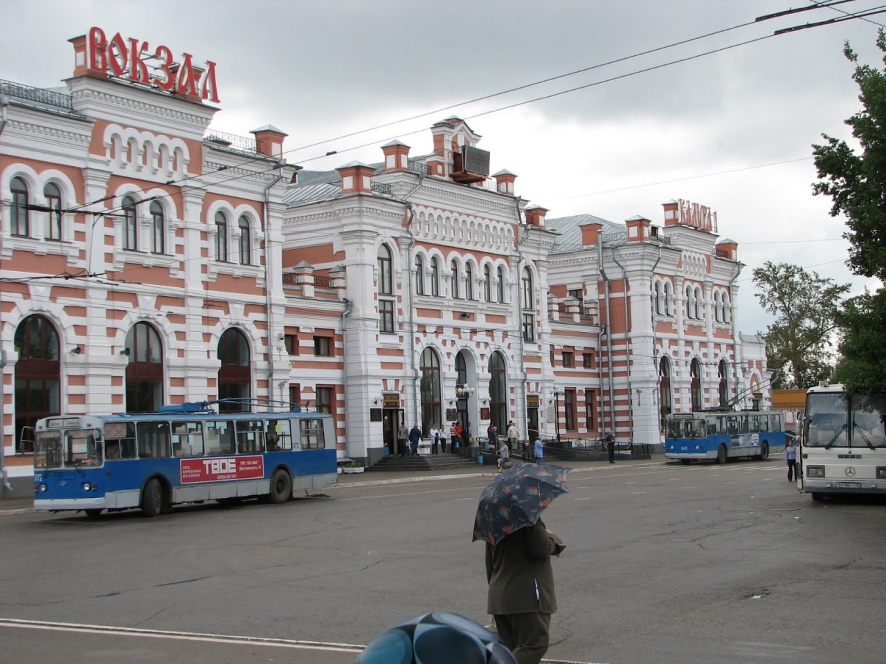 Пассажирам вернут возможность купить билеты на станции Калуга I Центральная пригородная пассажирская компания ищет возможности решения проблемы нестабильной работы мобильного интернета на железнодорожном вокзале станции Калуга I Сейчас организована работа по переходу на кабельный интернет чтобы связь была более надежной Также у них был технический сбой в работе терминалов Он также сейчас устраняется Мы предложили свою помощь чтобы ускорить эту работу Постараемся ликвидировать эту проблему в максимально короткий срок рассказал 29 сентября на заседании областного правительства глава министерства транспорта Калужской области Александр Шпиренко Нестабильный интернет лишил пассажиров возможности купить билеты в том числе льготные на электрички Проблема возникла еще в конце августа