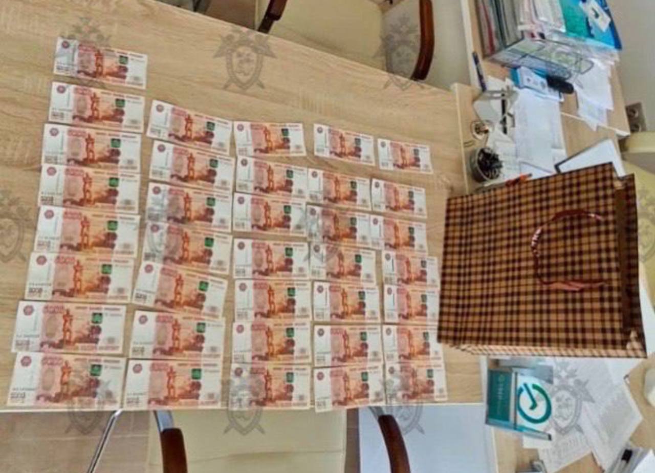 В Ростове-на-Дону задержан за взятку в 180 тысяч рублей декан РостГМУ Об этом сообщает пресс-служба следкома. В ведомстве уточнили, что задержали декана одного из факультетов неназванного ростовского вуза в Кировском районе. По данным следствия, за взятку была за зачет. Как выяснил «Блокнот Ростов», речь идет о задержании декана лечебно-профилактического факультета Ростовского медуниверситета Андрея Сафроненко. Силовики его задержали в момент получения денег от студентов.