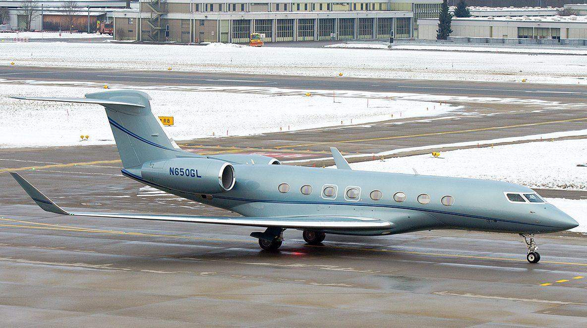 В США осудили пилота Михельсона И снова привет всем любителям грязных денег Вчера американский Минюст сообщил о новом приговоре за нарушение санкционного режима гражданин США и России 49 летний Сергей Нечаев получил 41 месяц тюрьмы В 2022 2023 годах он пытался вывезти из США в Россию два легких самолёта Cessna 1968 и 1973 годов выпуска общей стоимостью 170 000 В этот раз Минюст поскупился на детали биографии осуждённого но нам всё же удалось выяснить уроженец Ташкента Нечаев в России работал пилотом бизнес авиации Среди его пассажиров были миллиардер Леонид Михельсон топ менеджер Новатэк и бывший замминистра природных ресурсов  Обвинение По версии следствия гражданин США и РФ Нечаев пытался купить самолёты для неназванной лётной школы в России Чтобы скрыть реального получателя он указал что самолёты якобы предназначены компании в Армении однако по всей видимости к подлогу документов он подготовился плохо Увидев название этой компании американский экспедитор сообщил пилоту что единственная компания с таким названием находится в Москве Нечаева арестовали в декабре 2024 года а этой осенью он признал вину   Пилот для VIP Согласно утечкам с 2008 по 2021 год Нечаев работал пилотом в российской авиакомпании ИстЮнион которая занимается организацией VIP чартеров а также сдаёт в аренду самолёты вертолёты и яхты Из данных о пересечении границы РФ следует что Нечаев по меньшей мере 40 раз был на борту рейсов Леонида Михельсона 3 в рейтинге Forbes России Ещё около десятка раз он выполнял рейсы с женой и детьми миллиардера Эти перелёты происходили на межконтинентальном бизнес джете Gulfstream с номером N650GL который споттеры ещё много лет назад связали с холдингом Новатэк Михельсона Среди других примечательных пассажиров Нечаева бывший зампред правления Новатэка и нынешний зампред правительства Александр Новак 6 рейсов а также экс замминистра природных ресурсов Денис Храмов 7 рейсов Связь с другими нарушителями санкций Бывший работодатель Нечаева ИстЮнион является учредителем авиакомпании Северо Запад тесно связанной с Новатэком Внимательные читатели канала вспомнят мы уже рассказывали об уголовном преследовании участников обхода санкций в интересах Северо Запада Осенью в США экстрадировали белорусскую логистку которая работала в Северо Западе и переправляла в Россию подсанкционное американское авиаоборудование А накануне был оглашён приговор гражданину Индии который отправил Северо Западу авиационные детали на сумму около полутора миллионов долларов по данным таможенной статистики На фото бизнес джет Новатэка который пилотировал Нечаев