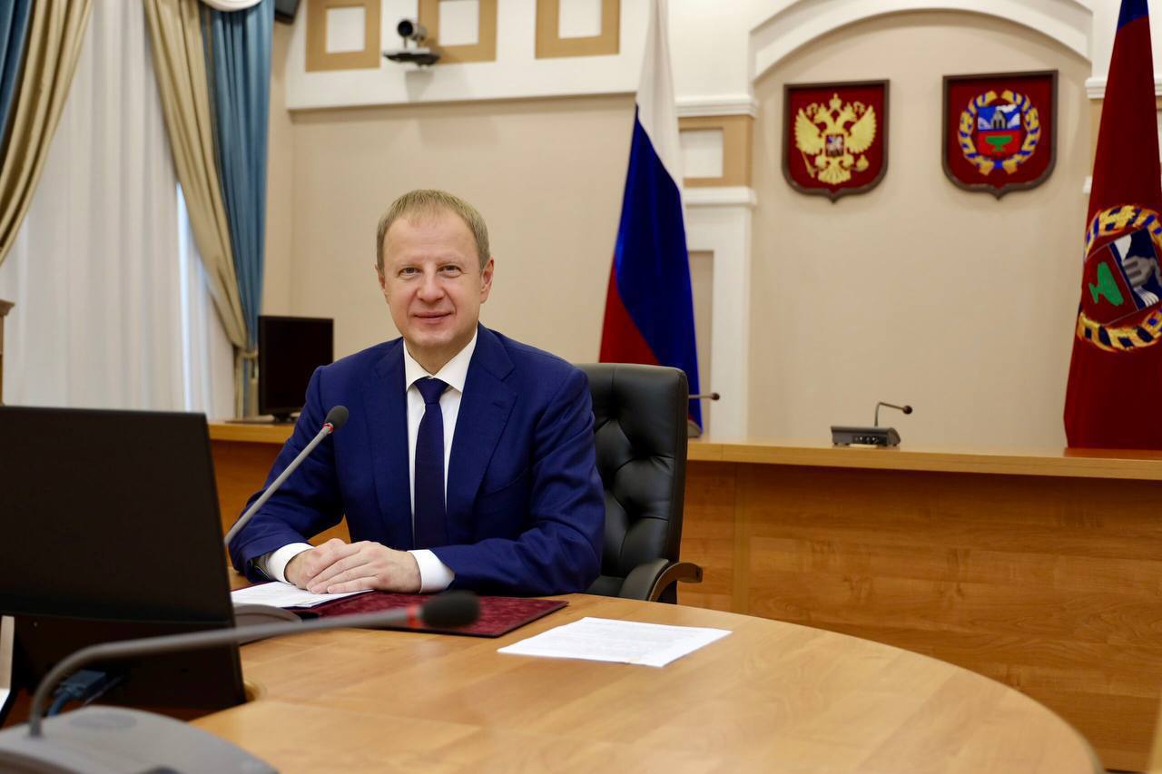 Провел оперативное совещание правительства на котором обсудили с коллегами ключевые в том числе проблемные вопросы нашей повестки Один из значимых вопросов отопительный сезон В некоторых территориях края например в Первомайском районе требуется особое внимание краевого минстроя Все вопросы на контроле Обсудили планы по строительству школы 31 в Бийске Планируется что учебное заведение должно быть возведено до конца 2027 года Стоимость более 900 миллионов рублей Также поговорили об обновлении школы в Советском районе Акцентировал внимание на внимательное и строгое отношение и к проектным решениям и к подрядчикам Затягивать сроки без объективных причин недопустимо Это касается всех наших проектов По всем вышеперечисленным вопросам поручил коллегам сделать более подробные доклады