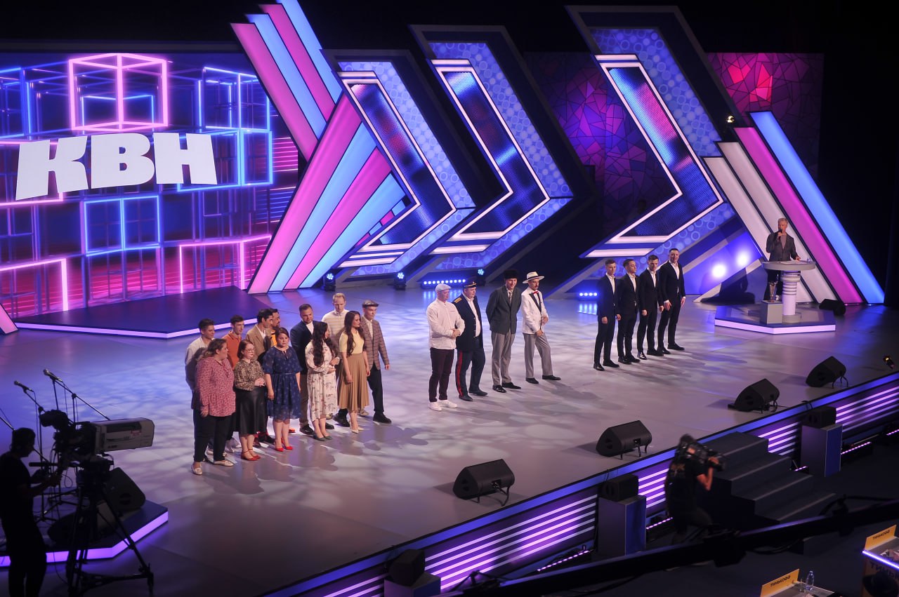 Власти Петербурга потратят 1 3 миллиона рублей на развитие КВН Комитет по молодежной политике ищет компетентных исполнителей которые провели бы для талантливой молодежи полезные мастер классы Научили бы как писать остроумные шутки готовить музыкальные номера да и вообще успешно выступать в клубе веселых и находчивых Обязательный гвоздь программы визит звезды КВН сообщества А вы любите выступления молодежных команд КВН Алексей БУЛАТОВ Читай нас в MAX Подпишись на Комсомольскую правду СПб