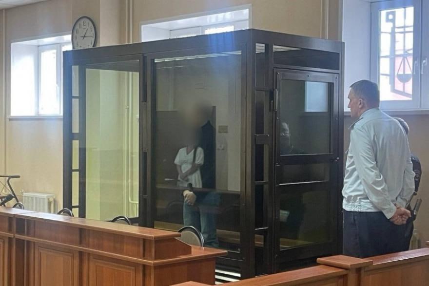Шесть лет тюрьмы получил житель Шадринска, который передал украинской военной разведке  данные о воинской части  По данным УФСБ, он инициативно установил контакт с Главным управлением разведки Министерства обороны Украины.  Молодой человек, являясь сторонником оппозиционных политических убеждений и разделяя проукраинскую позицию в отношении специальной военной операции, передал через мессенджер «Telegram» конфиденциальные сведения, касающиеся дислокации воинской части, расположенной на территории Курганской области.  На момент совершения преступления подсудимый являлся несовершеннолетним. Тем не менее, учитывая тяжесть и характер инкриминируемого деяния, суд назначил ему наказание в виде шести лет лишения свободы. Отбывать срок молодой человек будет в колонии общего режима.  В УФСБ по Курганской области подчеркнули, что приговор на данный момент не вступил в законную силу и может быть обжалован.     УФСБ России по Курганской области