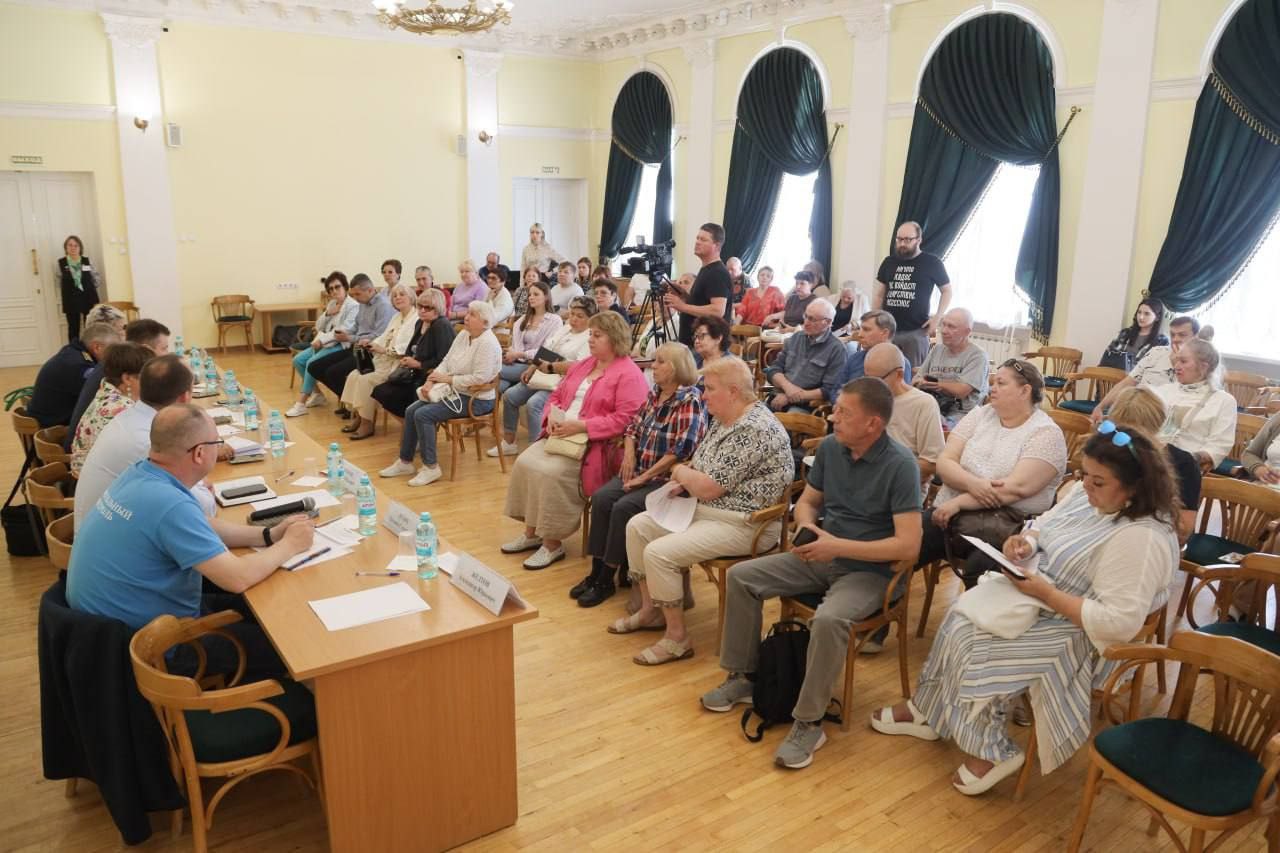 На ежеквартальном муниципальном форуме «Управдом» начальник управления благоустройства Александр Желтов представил отчёт о ходе работ по комплексному благоустройству дворовых территорий Из 11 дворов, включённых в программу текущего года, в четырёх работы завершены и приняты, еще в четырёх работы ведутся по графику, а в трёх начнутся в ближайшее время. Также в рамках благоустройства во дворах устанавливается дополнительное уличное освещение и новые детские площадки. Обсуждалось и устранение последствий урагана, прошедшего 2 мая. Уличное освещение восстановлено полностью, остались локально не вывезенные ветки. В ходе встречи были записаны адреса, где ещё требуется уборка веток. Александр Желтов сообщил, что вывоз будет организован в ближайшее время.