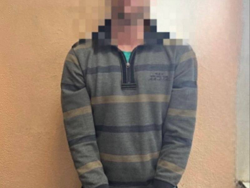 Во Владивостоке мужику грозит до 5 лет за неприязнь Во Владивостоке полиция задержала мужчину подозреваемого в поджоге иномарки на улице Лермонтова Сообщение о возгорании Suzuki Hustler поступило в отдел полиции 6 когда 48 летний мужчина заметил с балкона что горит автомобиль его супруги Ущерб от пожара превысил 700 тысяч рублей Камеры видеонаблюдения зафиксировали момент поджога видно как мужчина в капюшоне обливает машину и наблюдает за огнём Оперативники быстро установили личность подозреваемого и задержали 42 летнего ранее судимого жителя города По данным полиции мотивом стала личная неприязнь к владелице автомобиля Возбуждено уголовное дело по статье об умышленном уничтожении имущества путём поджога Фигуранту грозит до пяти лет лишения свободы NEWS VL в MAX прислать новость