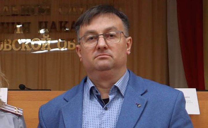 ‼ Неизвестные до смерти избили руководителя «Ростова без наркотиков». Станислав Горяинов погиб на руках у матери Умер руководитель Ростовской областной общественной организации «Ростов без наркотиков» 50-летний Станислав Горяинов, сообщила donnews.ru его мама. По словам женщины, 21 июня кто-то позвонил её сыну и попросил выйти на улицу. Станислав спустился, а через некоторое время вернулся домой весь в крови. Его самочувствие стремительно ухудшалось, но от госпитализации он отказался. И около двух часов ночи уже 22 июня он скончался. Рассказать, что с ним случилось он не успел. — Сегодня мы ждём заключения судебной экспертизы. Возбуждено ли уголовное дело, не знаю, — сказала женщина. Похороны Станислава Горяинова состоятся 25 или 26 июня на новом Ростовском кладбище в Больших Салах, а перед этим пройдёт отпевание в храме на Северном кладбище. Общественная организация «Ростов без наркотиков» появилась ещё в 2007 году. За эти годы Станислав Горяинов с командой специалистов помог тысячам зависимых людей и их семьям. Редакция donnews.ru выражает соболезнования семье и близким Станислава Горяинова. #новости #ростов #ростовскаяобласть #горяинов #ростовбезнаркотиков #убийство