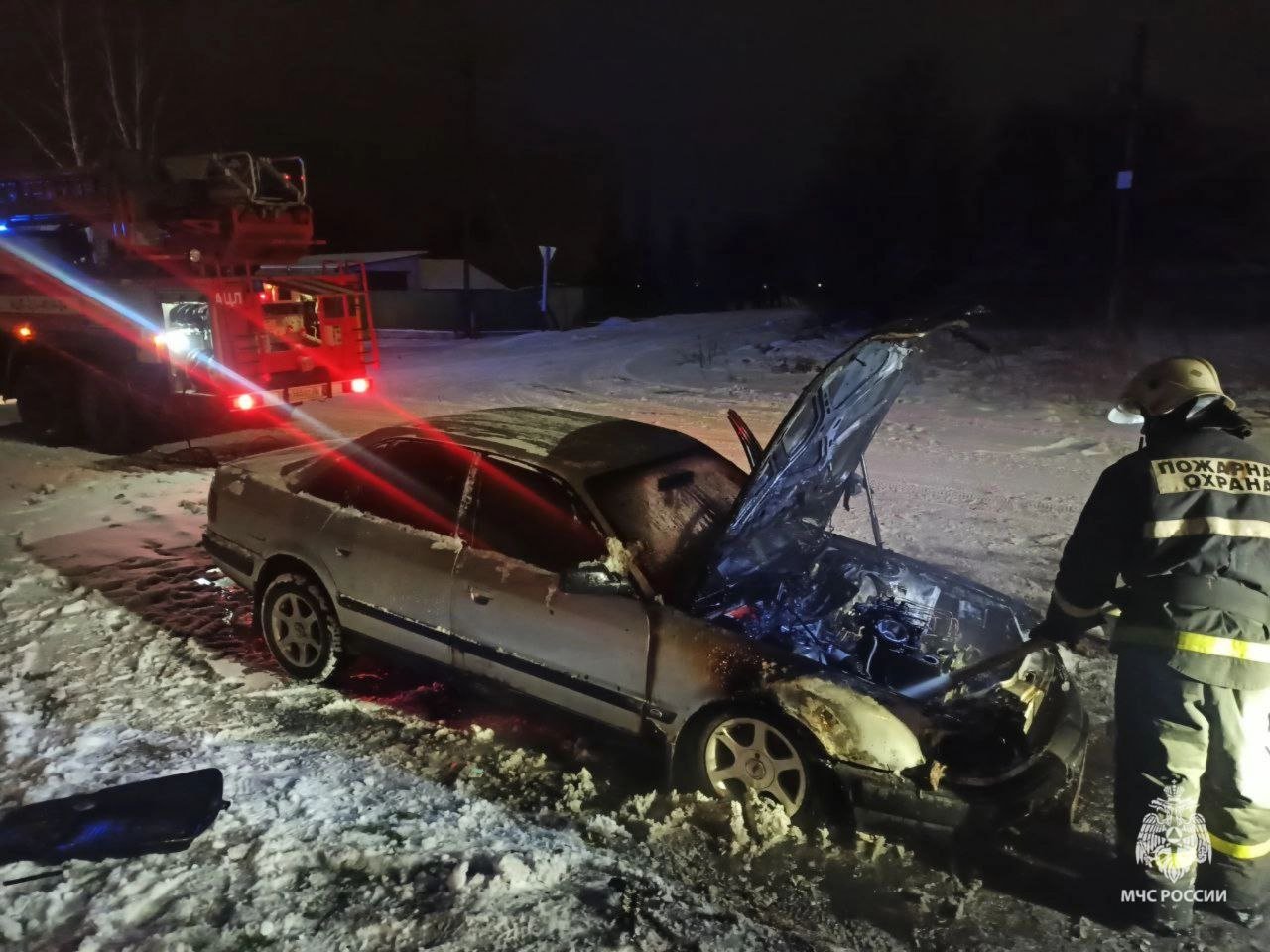 В Карачевском районе огнеборцы ликвидировали пожар в автомобиле  Минувшей ночью в оперативную дежурную смену Главного управления МЧС России по Брянской области поступило сообщение о пожаре в легковом автомобиле по адресу: Карачевский район, д. Грибовы Дворы, ул. Гагарина. К тушению привлекались две пожарные автоцистерны. Пожар ликвидирован, его причину установит дознаватель МЧС России.  В результате пожара пострадавших нет.   Главное управление МЧС России по Брянской области напоминает:   вовремя проходи техосмотр;   обращай внимание на любую неисправность автомобиля;   ремонт доверяй профессионалам;   в машине храни огнетушитель.   Позвонить и обратиться за помощью пожарно-спасательной службы можно по телефону «0  1  », с мобильного - «1  0  1  ». Единый номер вызова экстренных оперативных служб – «1  1  2  ».  #Пожар #оперативная_информация  #МЧСпоБрянскойОбласти    МЧС Брянской области в ТГ   ГУ МЧС России по Брянской области в ВК   МЧС Брянской области в ОК