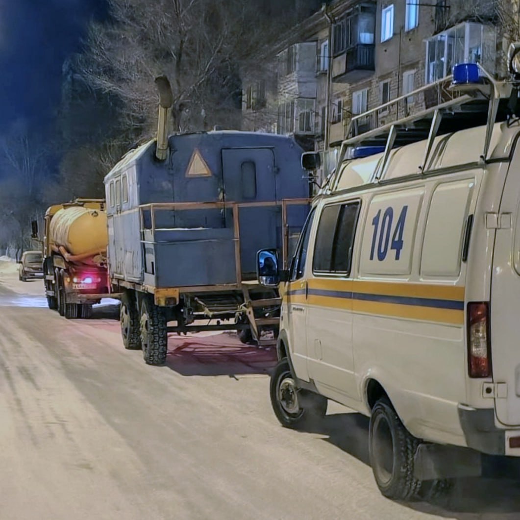 На Севастопольской ограничено движение из-за ремонта водопровода   На улице Севастопольской в районе дома №7 продолжаются ремонтные работы после аварии на водопроводе, которая произошла накануне вечером.   Из-за аварии прекратилась подача холодной воды в десяти многоквартирных домах. Кроме того, труба холодного водоснабжения прилегает к внутриквартальному газопроводу, в целях безопасности на период ремонт временно отключён газ в девяти домах и гостинице «Амур».   Место аварии было быстро обнаружено вчера вечером, и сразу же начались восстановительные работы. Для удобства жителей организован подвоз воды. На время ремонта ограничено движение транспорта на участке улицы Севастопольской от Аллеи Труда до проспекта Мира.