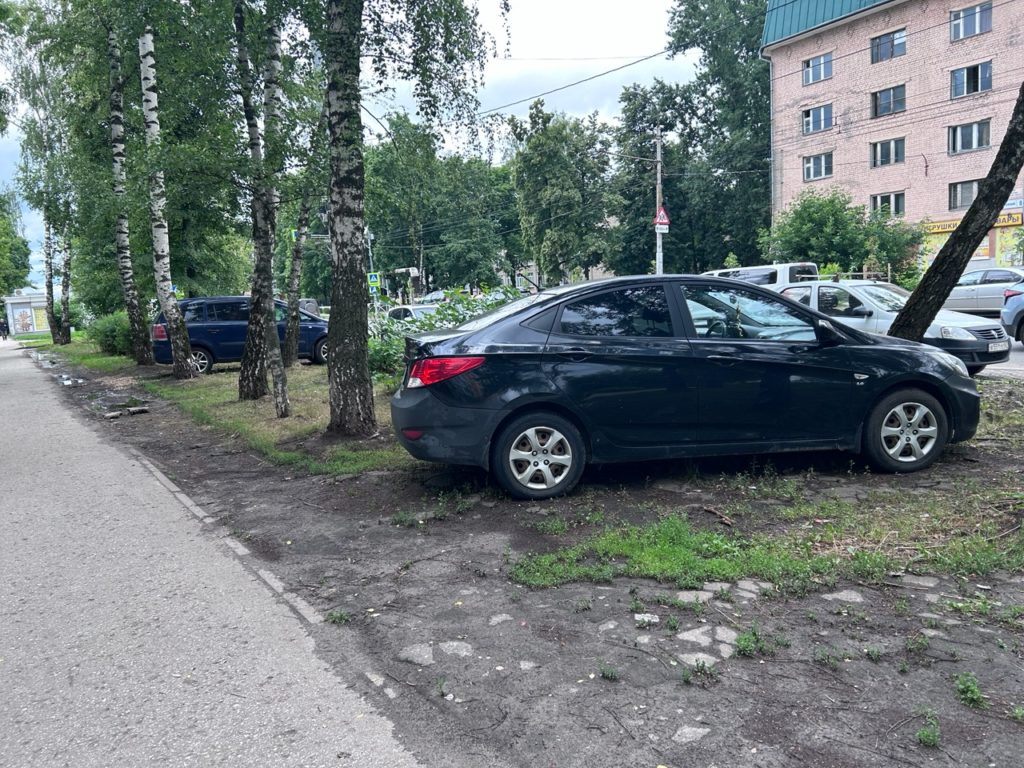 В Рязани общая сумма штрафов за парковку на зеленой зоне с начала года превысила 4 миллиона 850 тысяч рублей Как сообщает городская администрация, с начала года 4858 нарушителей привлечены к административной ответственности за размещение транспортных средств на газонах, цветниках и иных территориях, занятых зелеными насаждениями, детских и спортивных площадках. Общая сумма штрафов составила 4 миллиона 858 тысяч рублей. В соответствии с правилами благоустройства территорий и городских округов на придомовых территориях запрещается заезд, остановка и стоянка транспортных средств на тротуарах, детских игровых и спортивных площадках, местах благоустройства и участках с зелеными насаждениями, на контейнерных площадках. На газонах и цветниках, расположенных на земельных участках, находящихся в муниципальной собственности, запрещается заезжать и ездить на автомобилях и спецтехнике, мотоциклах, скутерах, квадроциклах, лошадях.