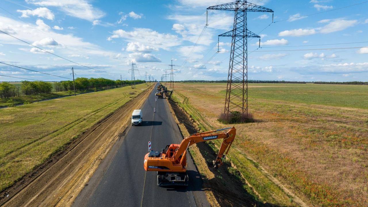 В воссоединенных регионах отремонтировано свыше пяти тысяч километров автомобильных дорог, заявил Марат Хуснуллин "Под контролем "Автодора" в Херсонской области еще на двух трассах завершилась укладка асфальта", — сообщил зампредседателя Правительства России. Вице-премьер добавил, что первая дорога протяженностью более 50 км через Ивановку соединяет две стратегические трассы: "Одесса – Мелитополь – Новоазовск" и Р-280 "Новороссия". Вторая — "Новая Каховка – Армянск" — идет от Чаплинки и примыкает к дороге "Одесса – Мелитополь – Новоазовск". ПОДПИСАТЬСЯ НА ТАВРИЮ