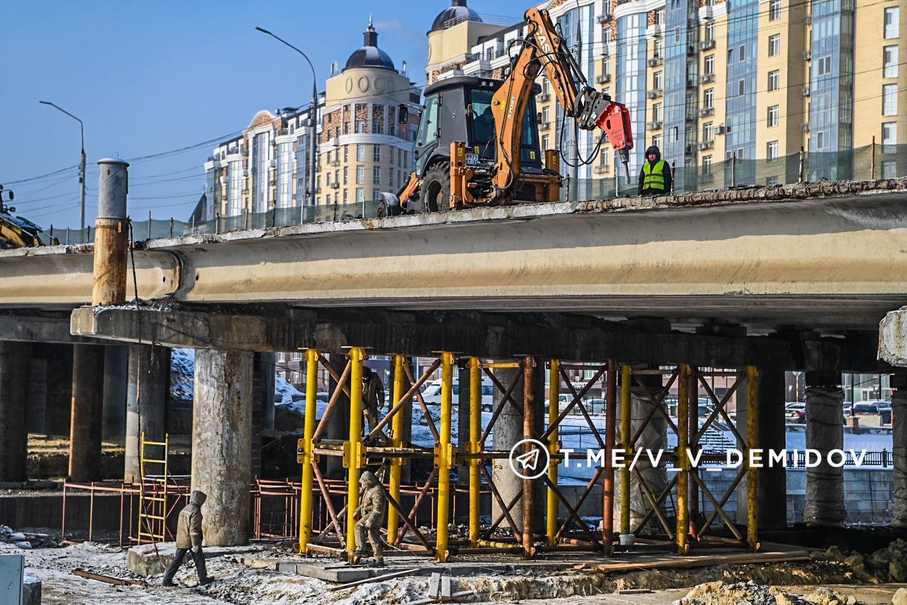 Мэра Белгорода спросили о ремонте моста через реку Везелку по улице Николая Чумичова и подпорной стены на Красноармейской  Валентин Демидов в прямом эфире отметил, что откладывать работы было нельзя. Подпорная стена на Красноармейской находилась в аварийном состоянии.  «Оставлять ее в таком состоянии просто опасно. Да, действительно на время ремонта пришлось ограничить движение в районе домов 85-97.  Но на сегодня сама монолитная конструкция уже возведена, комплекс работ в целом выполнен на 90%. С 15 марта движение по Красноармейской планируется открыть. Сам объект планируем сдать до 30 мая», – рассказал глава города.  Также он отметил, что ремонт моста через реку Везелку по улице Николая Чумичова тоже нельзя было откладывать. Сооружение не ремонтировали с момента постройки. Отдельные элементы уже имеют предаварийное состояние. Было сделано небольшое ограничение снизу моста – уже не безопасно было ездить.  «В целом мы постарались минимизировать дискомфорт для автолюбителей. График проведения работ и схемы ограничения движения на это время мы тщательно проверяли со всеми профильными ведомствами», – прокомментировал Валентин Демидов.    ЧП Белгородская область - подписаться   Написать нам  Чат - перейти