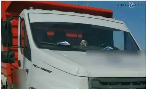 В Улан-Удэ на два месяца ограничат движение большегрузов   В столице Бурятии на два месяца – с 1 июля по 31 августа – ограничат движение тяжеловесных машин по городским дорогам. Табу будет действовать в очень жаркие дни – когда столбик термометра поднимается выше +32 градусов. Это требуется, чтобы снизить нагрузку на дорожное покрытие в сильный зной. Так оно будет разрушаться меньше.  Как пояснили в комитете по транспорту городской администрации, большегрузы, у которых нагрузка на ось или группу осей превышает допустимую, смогут ездить по Улан-Удэ только ночью – с 22:00 и до 10 утра. На автобусы это не распространяется