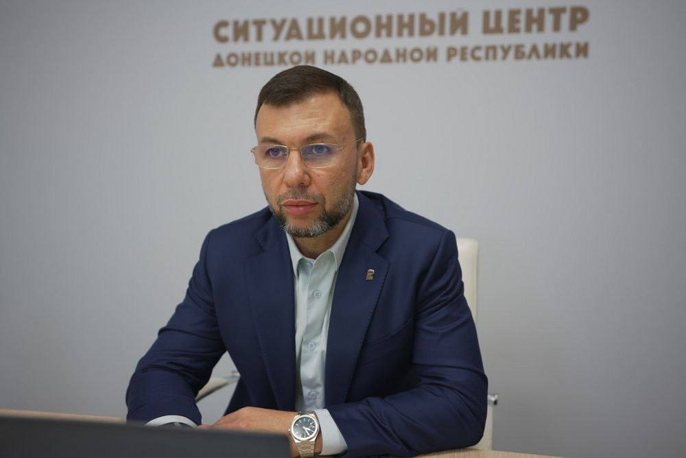 Сегодня состоялась традиционная прямая линия Главы Донецкой Народной Республики Дениса Владимировича Пушилина важный формат открытого общения который позволяет напрямую услышать людей без бюрократических проволочек Вопросы поступающие от жителей самые разные от водообеспечения и жилищно коммунального хозяйства до работы муниципального транспорта Особое внимание традиционно уделяется вопросам водообеспечения и соблюдения графиков подачи и подвоза воды Также большое внимание было уделено работе муниципального транспорта жители справедливо ожидают удобства регулярности и доступности перевозок Поступают вопросы связанные с развитием досуговой инфраструктуры строительством детских площадок и благоустройством парковых зон Отмечу что по поручению Дениса Владимировича эту работу мы активно ведём в наших сельских территориях Только в этом году построено пять современных детских площадок и эта работа будет продолжена в 2026 году