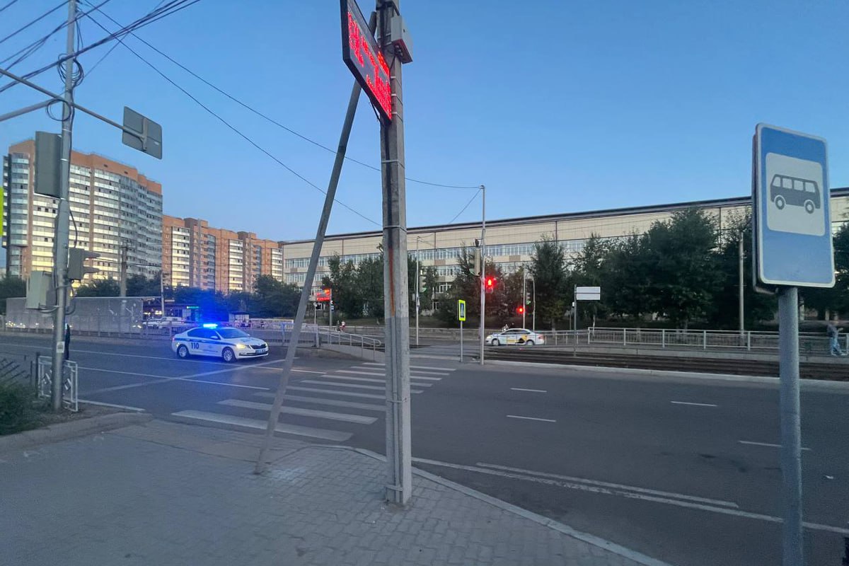 В Улан-Удэ женщина получила тяжелые травмы после наезда автомобиля В субботу вечером на ул. Ключевская в Улан-Удэ 49-летний водитель автомобиля «Рено Логан» сбил женщину. Как сообщили в ГИБДД, наезд случился на пешеходном переходе, но горожанка переходила дорогу на запрещающий сигнал светофора. #Бурятия Подробности в «Номер один» Сообщить нам свою новость можно по кнопке: Письмо в редакцию