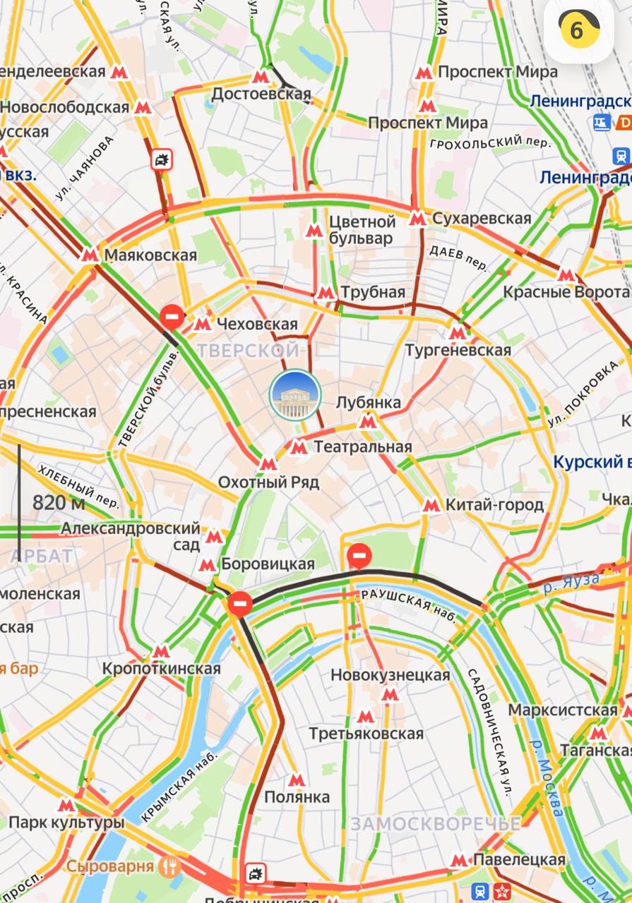 Массовые перекрытия в центре Москвы на улице Тверская в районе Пушкинской площади по направлению в центр в Большом Путинковском переулке на Большом Каменном мосту на Кремлевской набережной на улице Большая Дмитровка объезд возможен через улицу Неглинная