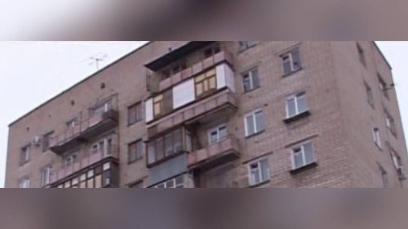 Пьяный новотройчанин выбросил труп отца с балкона  В Новотроицке сотрудниками полиции задержан подозреваемый в убийстве. Выяснилось, что отец с сыном вместе распивали спиртное. В какой-то момент между ними вспыхнул конфликт. 40-летний оренбуржец нанес отцу несколько ударов ножом в шею. После этот труп выбросил на улицу с балкона. Материалы проверки переданы в следственные органы.