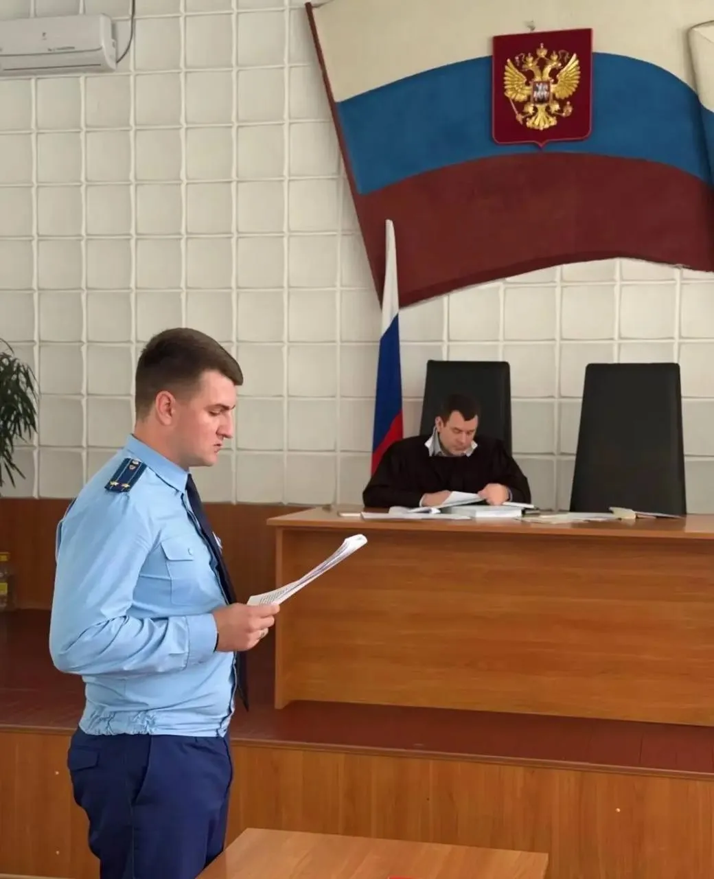 В Павловском районе прокуратура помогла многодетной семье погибшего участника специальной военной операции получить социальные выплаты Прокуратура Павловского района Краснодарского края провела проверку по обращению многодетной семьи о нарушении прав на получение соцподдержки Установлено что матери пятерых детей незаконно отказано в назначении социальных выплат после гибели супруга участника спецоперации Причиной отказа стало отсутствие постоянной регистрации главы семьи на территории Павловского района Краснодарского края Прокуратура направила в суд исковое заявление об установлении юридического факта постоянного проживания погибшего бойца на территории Краснодарского края Требования надзорного ведомства удовлетворены семье назначена выплата в размере 2 млн руб а троим несовершеннолетним детям также единовременное пособие в размере 60 тыс рублей