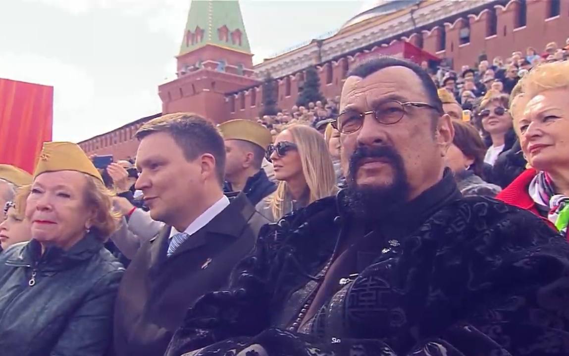 Стивен Сигал замечен на Параде в Москве.