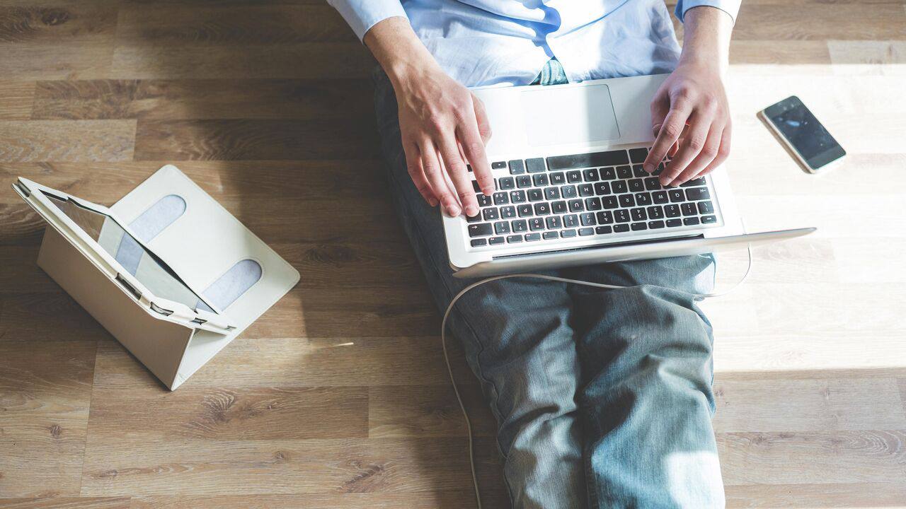 Сертификаты на покупки стали самым популярным подарком коллегам мужчинам к 23 февраля Такой вариант выбрали 46 участников опроса 1  Затем идут угощения и сладости 30 2  далее тематические 3  сувениры 29 4  корпоративный мерч набрал 17 5  спортинвентарь 16 Каждый десятый считает что на 23 февраля уместно подарить подписки на сервисы столько же опрошенных выбрали парфюмерию Что касается сертификатов на процедуры или развлечения то 22 выделили алкоголь 21 книги Фото Depositphotos