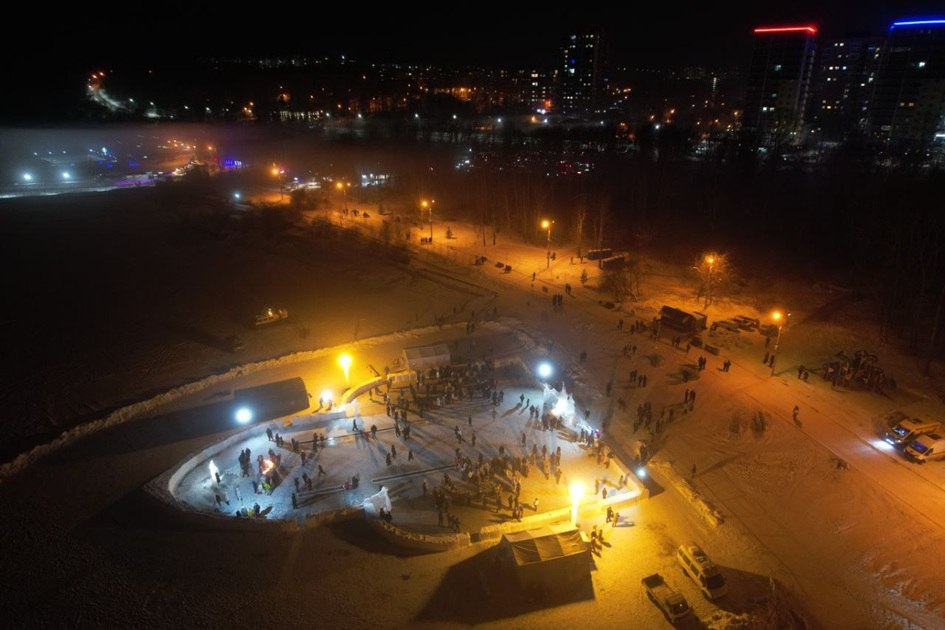 Иордань обустраивают на заливе Якоби в Иркутске В городе готовятся к христианскому празднику Богоявления Иордань делают сотрудники храма Александра Невского До 19 января им предстоит создать ледовый крещенский городок В подготовке также задействованы МЧС МКУ Безопасный город Всероссийский корпус спасателей Иркутскавтодор Комбинат питания и другие службы Они обеспечивают безопасность комфорт и порядок на территории где проходят крещенские омовения Администрация Иркутска иордань на заливе Якоби в 2025 году Верблюд в огне