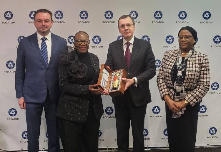 Россия и Намибия планируют подписать соглашение о сотрудничестве в сфере мирного атома Об этом стало известно по итогам переговоров замгендиректора по международной деятельности госкорпорации Росатом Николая Спасского и главы МИД Намибии Сельмы Ашипалы Мусавьи В ходе встречи обсуждались перспективы сотрудничества в сфере мирного использования атомной энергии включая совместную работу по урановым месторождениям а также подготовку к подписанию рамочного межправительственного соглашения Стороны подтвердили взаимную заинтересованность в углублении взаимодействия и договорились поддерживать регулярные рабочие контакты говорится в сообщении госкорпорации Росатом Ранее Ашипала Мусавьи встретилась с вице премьером России Юрием Трутневым Африканская инициатива Telegram ВК Max