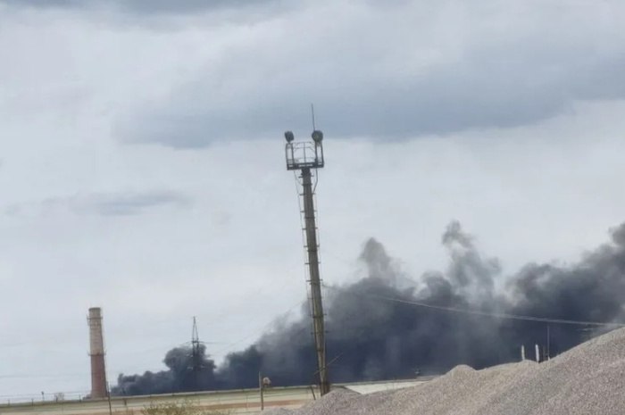 На свердловском заводе произошёл мощный пожар В Каменске-Уральском на заводе по обработке цветных металлов КУЗОЦМ произошёл крупный пожар. Об этом сообщили в пресс-службе областного ГУ МЧС. — У нас пожар в пятом цеху. Какой-то массовой эвакуации нет, работают сотрудники МЧС, — сообщили Ura.Ru в приёмной предприятия. В ГУ МЧС региона уточнили, что до прибытия спасателей эвакуировались восемь человек. Пострадавших нет, специалисты устанавливают площадь пожара. По данным телеграм-канала «Инцидент Каменск-Уральский», она может составлять порядка 800 квадратных метров.