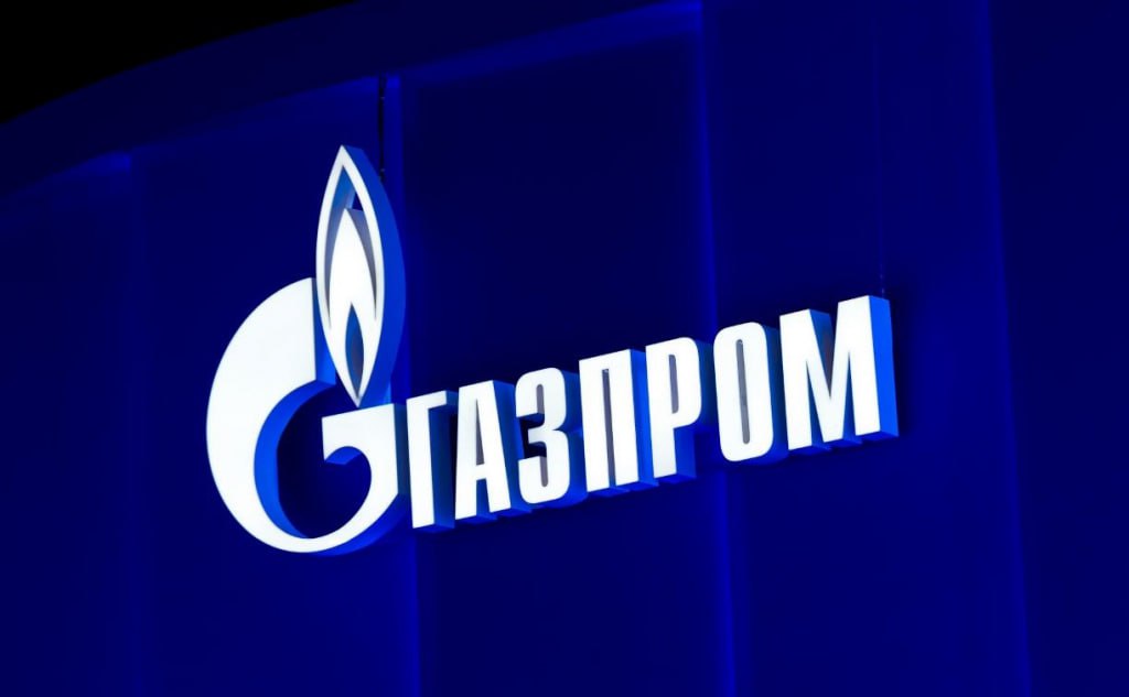 Газпром 4 сентября проведет сбор заявок на облигации объемом от 1 5 млрд юаней 2 сентября ФИНАМ Газпром капитал планирует 4 сентября с 11 00 до 15 00 мск провести сбор заявок на биржевые облигации серии БО 003Р 19 сообщил источник на рынке Техническое размещение бумаг на бирже запланировано на 9 сентября 2025 года Планируемый объем размещения не менее 1 5 млрд юаней Номинальная стоимость одной ценной бумаги выпуска 1000 юаней Срок обращения облигаций 2 года 720 дней Купонный период 30 дней Ориентир ставки 1 го купона находится на уровне не выше 6 80 годовых что соответствует доходности к погашению не выше 7 02 годовых Поручителем по займу выступает ПАО Газпром Расчеты по облигациям при размещении по выбору инвестора в китайских юанях или рублях по официальному курсу Банка России на дату в которую совершается сделка купли продажи облигаций при размещении Расчеты по облигациям при выплате купона погашении в рублях по официальному курсу Банка России на дату выплаты купона погашения Вторичное обращение в рублях по официальному курсу Банка России и в китайских юанях в следующих режимах режим основных торгов Т режим переговорных сделок РПС режим торгов РПС с ЦК Организаторы размещения Газпромбанк ВТБ Капитал Трейдинг Sber CIB Совкомбанк Агентом по размещению выступает Газпромбанк Газпром капитал дочерняя компания специального назначения для привлечения денежных средств для Газпрома с российского финансового рынка