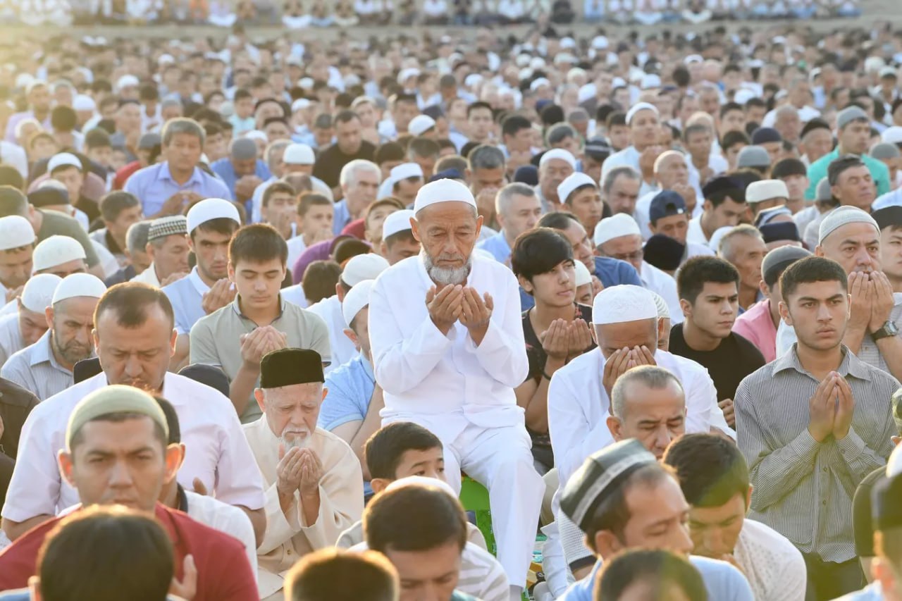 В мечетях по всему Узбекистану прочитают молитву с просьбой к Аллаху о ниспослании дождя специальный двухкратный намаз истиско состоится 28 ноября после пятничного джума намаза намаз истиско каноничный исламский вид молитвы который признают все мазхабы упоминается в хадисах и практиковался Пророком Мухаммадом