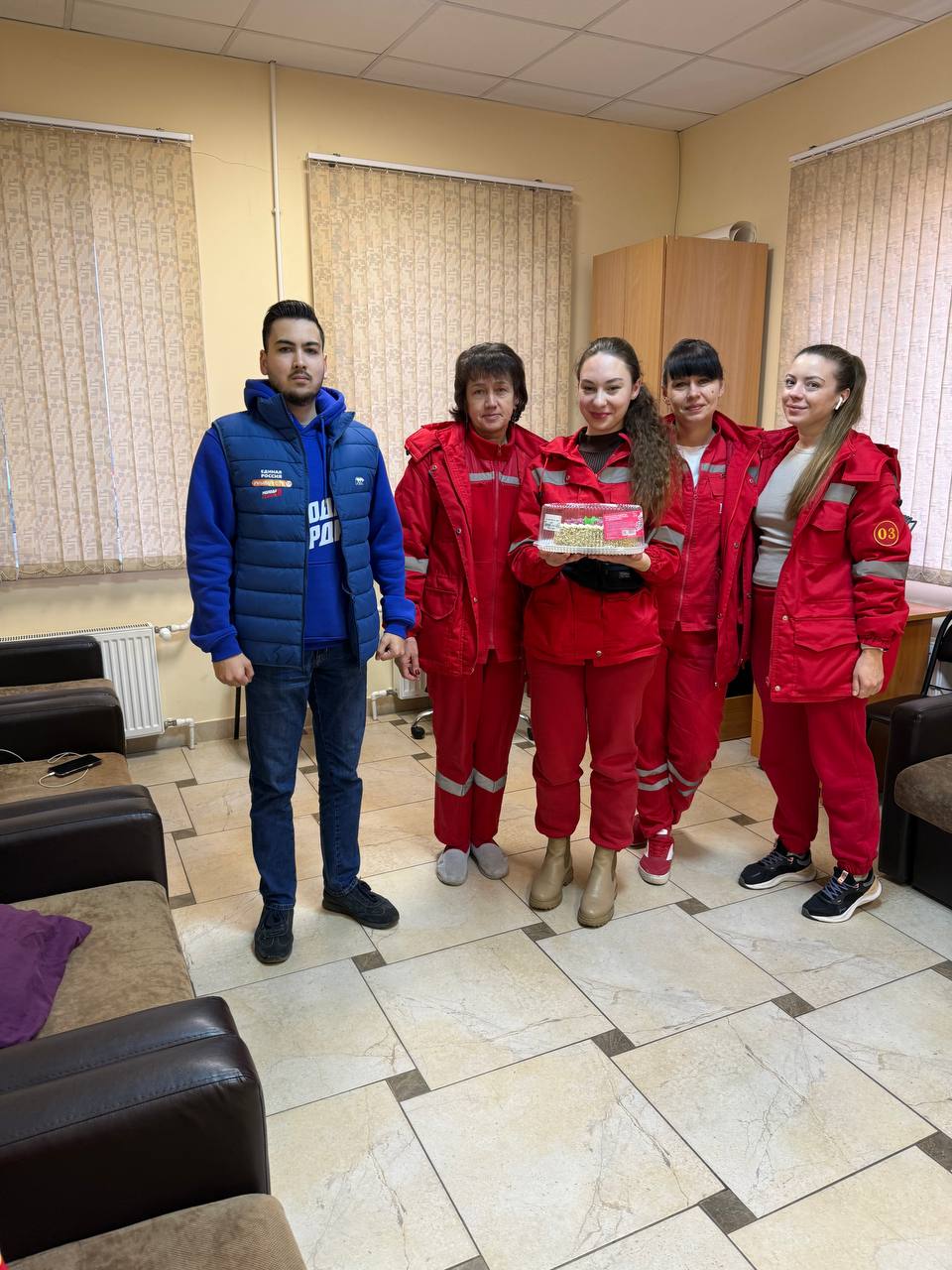 В честь профессионального праздника молодогвардейцы поздравили фельдшеров В День фельдшера активисты Молодой Гвардии выразили глубочайшую признательность всем бесценным специалистам чья работа настоящий подвиг Молодогвардейцы поблагодарили фельдшеров за самоотверженную работу и заботу о жителях и вручили сладкие подарки Фельдшеры это те кто первым приходит на помощь кто стоит на страже нашего здоровья кто принимает ответственные решения в самых критических ситуациях Они наши надежные спутники в борьбе за жизнь и благополучие каждого из нас поделился Аркадий Евстифеев