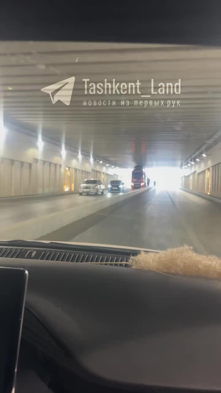 Грузовой автомобиль застрял в тоннеле в Ташкенте