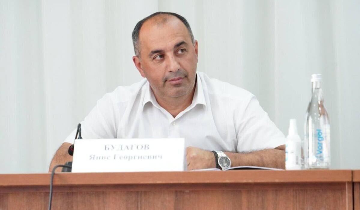 Мэр Крымска Янис Будагов задержан в Краснодарском крае по подозрению в причастности к махинациям с землей в пользу экс главы Крымского района Сергея Леся доложили правоохранительные органы Предварительно при участии Будагова в собственность подконтрольных Лесю лиц был выведен земельный участок стоимостью 120 миллионов рублей