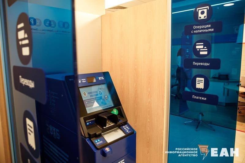 Названы критерии по которым молодежь УрФО выбирает банковские карты Молодежь Уральского федерального округа активно выбирает банковские карты и результаты опроса ВТБ показывают интересные тенденции Половина молодых людей оформляет свою первую дебетовую карту еще в подростковом возрасте а 64 используют 2 3 карты 71 опрошенных предпочитают удобное мобильное приложение и программы лояльности Основные факторы выбора карты включают удобство мобильного приложения бонусные программы и возможность бесплатного снятия наличных Молодые люди чаще всего расплачиваются в супермаркетах и магазинах а также используют карты для онлайн покупок и оплаты проезда на общественном транспорте EanNews