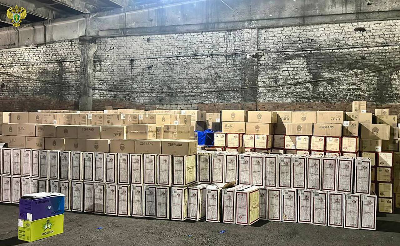 В Оренбургской области будут судить иностранца за контрабанду сигарет на 107 8 млн рублей Согласно материалам дела 46 летний Антон Гроса в мае 2025 года в составе ОПГ привёз из за рубежа на фуре боле десяти тысяч коробок табачной продукции без акцизных марок На границе его задержали пограничники Фото Генпрокуратура