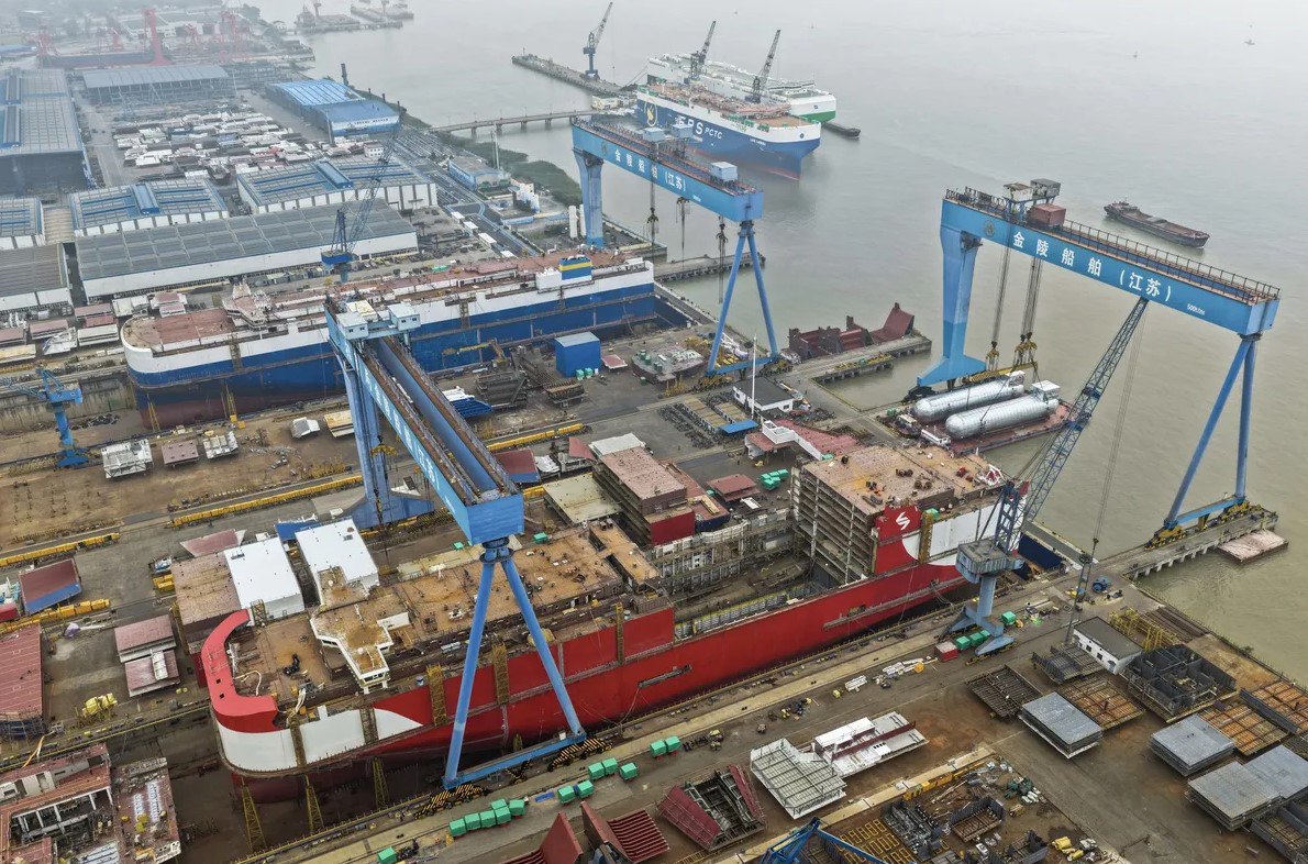 США и Китай отходят от расследования морских перевозок по мере снижения напряженности США и Китай приостановили взимание портовых сборов с судов друг друга на один год и приостановили расследования в отношении практики морских перевозок что стало еще одним признаком ослабления напряженности между двумя крупнейшими экономиками мира   Администрация Трампа приостановила расследование в отношении судостроительной отрасли Китая а Пекин в свою очередь заявил что приостанавливает собственное расследование и откладывает введение специальных портовых сборов для американских судов Китай также заявил о приостановке санкций против американских подразделений крупного южнокорейского судостроителя Hanwha Ocean Co Снижение напряжённости по морским вопросам согласуется с сближением позиций Вашингтона и Пекина в рамках более широкого противостояния после саммита лидеров двух стран Хотя судоходство не входит в число наиболее резонансных вопросов большая часть мировой торговли осуществляется по морю и эта отрасль является краеугольным камнем мировой торговли Тем не менее аналитики предупреждают о сохранении рисков Пока сохраняется приостановка сохраняется потенциальный риск подрыва мирового судоходства сказал Джайенду Кришна директор компании Drewry Maritime Services которая консультирует судоходные компании по вопросам бизнес стратегий   Торговый представитель США заявил что США продолжат переговоры с Китаем по вопросам поднятым в ходе расследования Источник Bloomberg chinastocksnet Если полезно поставьте лайк Китай США