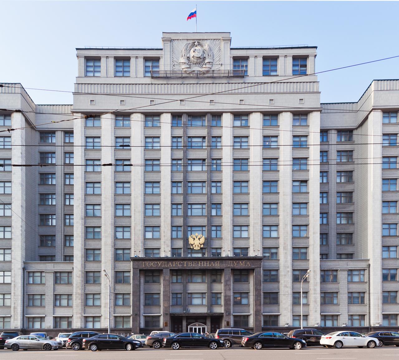 В Госдуме считают что нужны новые правила возврата денежных средств при добровольном отказе от полёта Руководитель фракции Справедливая Россия За правду Сергей Миронов и председатель Комитета ГД по развитию гражданского общества Яна Лантратова предложили закрепить за пассажирами право на возмещение 100 стоимости авиабилетов в том числе и тех которые ранее считались невозвратными если с момента оформления проездных документов прошло не более 14 календарных дней Исключением считают депутаты могут стать лишь отдельные случаи когда условия невозврата средств специально оговорены законом например при покупке билетов по промотарифам с особыми условиями Соответствующее обращение направлено министру транспорта Андрею Никитину Ранее Сергей Миронов призвал сократить срок возврата денег за авиабилеты в случае отмены рейса до 1 2 дней По его мнению в связи с частыми сбоями в работе аэропортов в последнее время проблема стала особенно актуальной и затрагивает значительное число граждан tripfarearea RU Подпишись