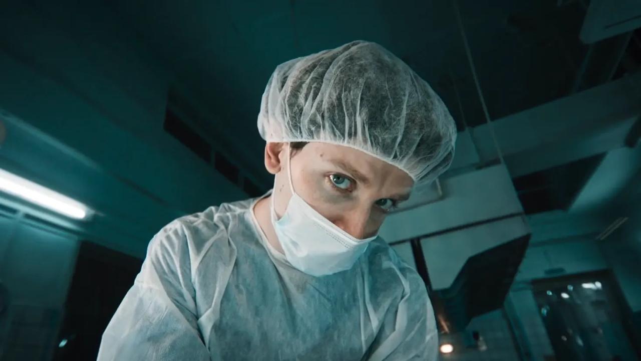 Продолжаем цитировать Сусанну Федор Федотов только что блиставший в сериале Хирург прилетел к Луке Гуаданиньо сниматься в фильме Искусственный Artificial вместе с Юрой Борисовым и Эндрю Гарфилдом Фильм напомню расскажет историю конфликта между создателями OpenAI Гарфилд играет гендира Сэма Альтмана Борисов сооснователя Илью Суцкевера Федотову досталась роль одного из сотрудников компании всего у него будет 10 15 смен Очень люблю Федотова еще со времен Серебряных коньков и ужасно рада такому развитию его карьеры Больше наших крашей на красных дорожках земного шарика