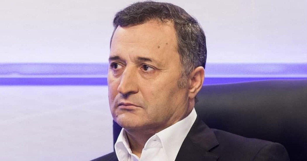 Экс премьер Филат ЦИК Молдавии на выборах была подконтрольна партии власти Центральная избирательная комиссия должна быть независимой но в итоге мы скатываемся к абсурду Теоретически и практически абсолютное большинство членов ЦИК делегировано партией которая была у власти и продолжает оставаться у власти такое мнение выразил бывший премьер Молдавии лидер проевропейской Либерально демократической партии Владимир Филат По итогам выборов учреждённая президентом Молдавии Майей Санду партия Действие и солидарность получила 55 мандатов в 101 местном парламенте на восемь меньше чем по итогам выборов 2021 года Владимир Филат обратил внимание что преимущество как и ожидалось было достигнуто за счёт голосования молдавских трудовых мигрантов в западных странах   К парламентским выборам власти Молдавии увеличили число избирательных участков за рубежом с 234 до 301 в основном в Европе и на Западе В России где проживают около полумиллиона молдаван открыли всего два участка в молдавском посольстве в Москве Также власти в разы сократили число участков для жителей Приднестровья Для них открыли всего 12 избирательных участков часть из которых ещё и перенесли вглубь страны Подписывайтесь на Выборный в МАХ
