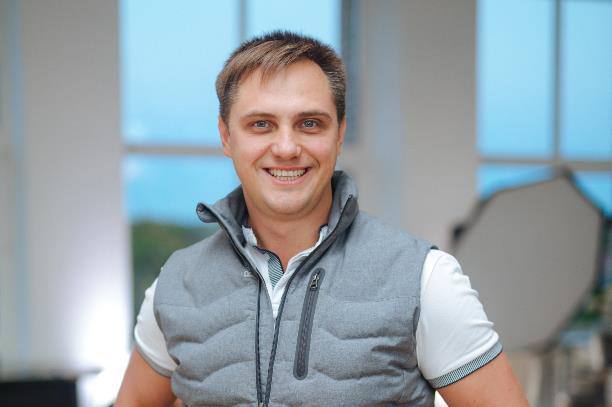 Умер основатель сервиса Homsbox Сергей Хомяков Трагедия произошла 3 мая. По данным Myslo, смерть не носит криминального характера. По одной из версий, Сергей мог отравиться токсичными парами краски. Он занимался ремонтом в подвале гаража. Следователи проводят процессуальную проверку. У Сергея Хомякова было несколько бизнес-проектов, самый известный из них — сервис скидок «Хомсбокс». Он участвовал в патриотических и социальных проектах, поддерживал тульский КВН и выступал с лекциями для студентов. По имеющейся информации, прощание пройдет 6 мая. Редакция Myslo выражает соболезнования родным и близким Сергея.