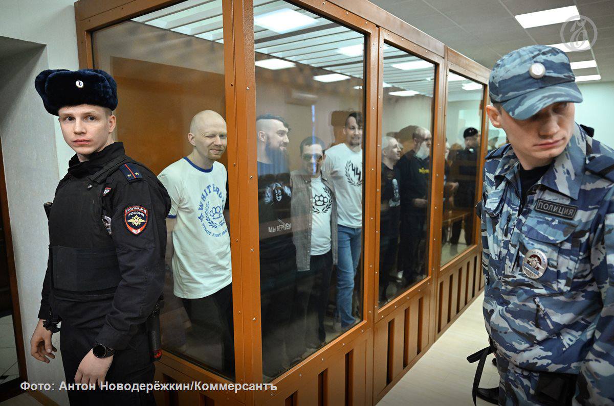 Готовивший покушение на телеведущего Владимира Соловьева получил пожизненный срок Военный суд в Москве вынес приговор по делу о подготовке покушения и совершении серии поджогов в том числе военкоматов признанную терактами Организатор преступной группы Андрей Пронский известен как Бладме от англ blood man кровавый человек и Подпись Неразборчива приговорен к пожизненному лишению свободы Первые 10 лет он должен провести в тюрьме а затем находиться в колонии особого режима Остальные шесть участников группы получили сроки от 12 до 28 лет колонии В последнем слове фигуранты назвали себя политзаключенными Приговор выслушали спокойно у некоторых из них судебное решение вызвало смех Следствие установило что после начала СВО Андрей Пронский получил через Telegram от сотрудников ГУР Минобороны Украины задание совершить нападение на господина Соловьева Фигуранты по материалам дела планировали подложить под его машину радиоуправляемую бомбу Подписывайтесь на Ъ Оставляйте бусты