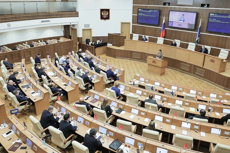 Утверждены пониженные ставки для налогоплательщиков упрощенной системы налогообложения Налоговые ставки и условия их применения для налогоплательщиков осуществляющих деятельность по упрощённой системе которые действовали до 1 января 2026 года сохранены на текущий год Депутаты приняли областной закон Об установлении на территории Свердловской области налоговых ставок при применении упрощенной системы налогообложения для отдельных категорий налогоплательщиков 17 февраля на заседании Законодательного Собрания под председательством Людмилы Бабушкиной Мы продлили сроки льготного налогообложения для налогоплательщиков упрощённой системы на 2026 год Знаю что предприниматели беспокоились по этому поводу сейчас повода для беспокойства нет Действие закона распространяется на весь год Мы всегда поддерживали бизнес своими законами будем работать в этом направлении и дальше заявила Людмила Бабушкина   Подпишись на КП Екатеринбург Мы в Max