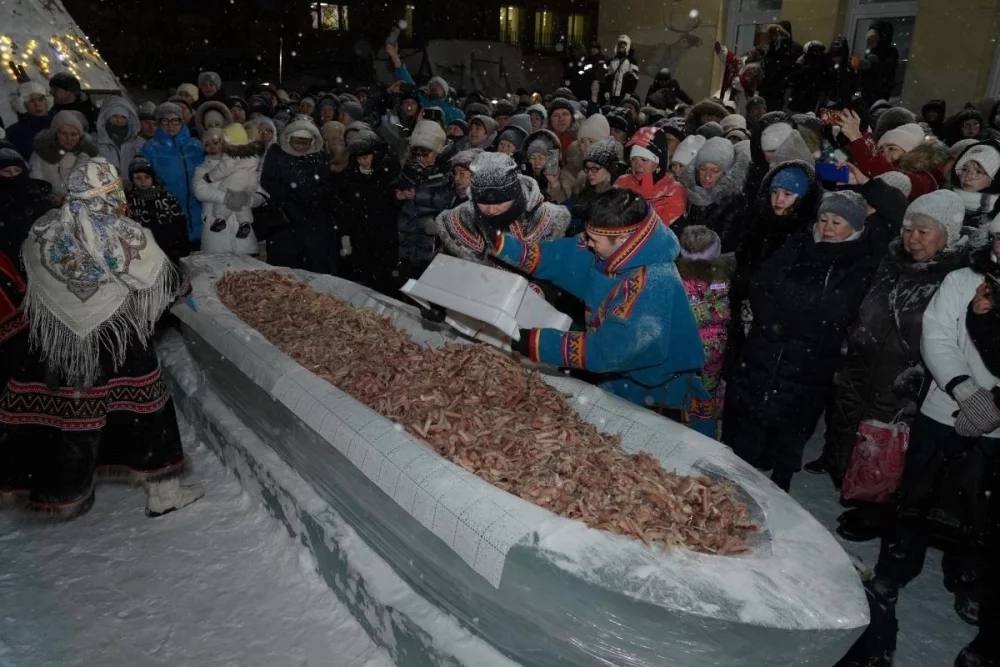 308 килограммов: на Таймыре приготовили самый большой в мире сагудай  Сагудай — это традиционное блюдо народов Севера из свежемороженой рыбы. Самую большую порцию  в мире изготовили в честь 94-летия Таймырского Долгано-Ненецкого муниципального района на севере Красноярского края. Мировой рекорд в категории «Самая большая порция сагудая» официально зафиксировали 10 декабря. Рыбу смогли отведать гости праздника.   Фото: КГБУК «Таймырский дом народного творчества»