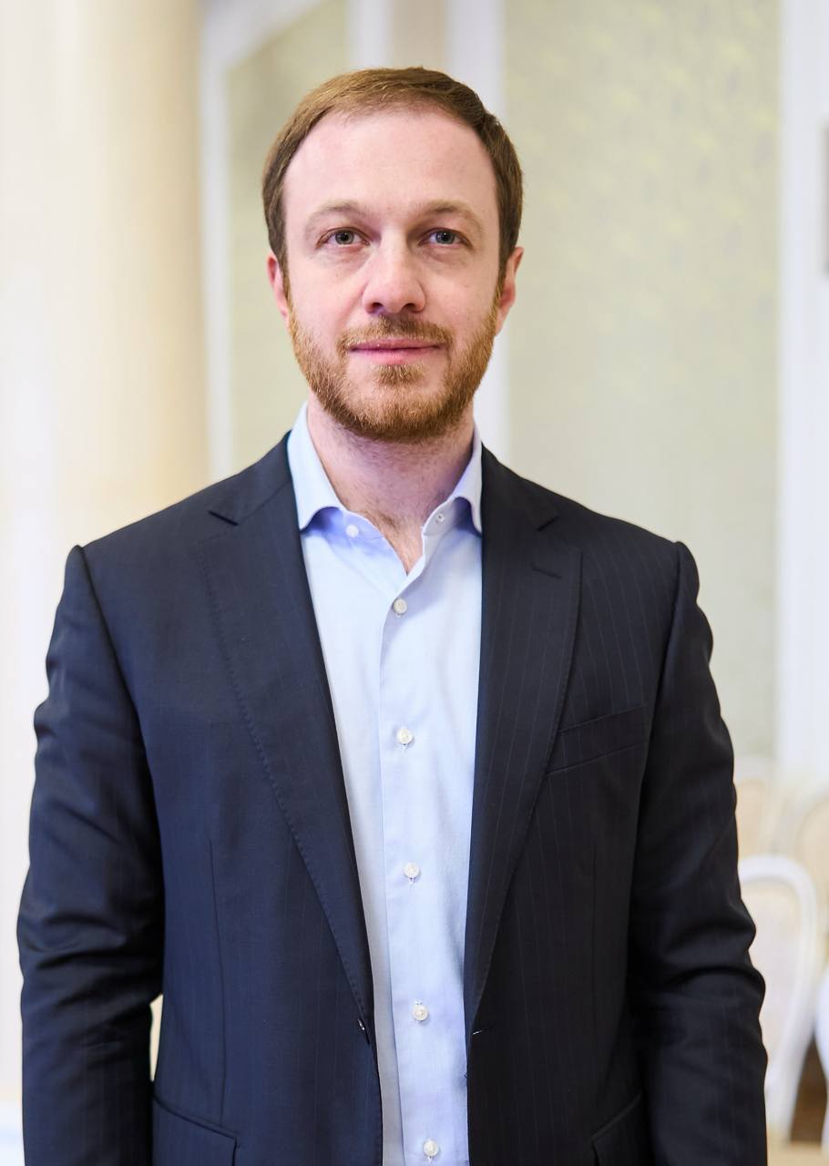 Новости Команды Новым директором Комитета по развитию туризма назначен Александр Шавлиашвили Александр с 2018 года развивал городские сервисы и наполнял новыми смыслами объекты культурного наследия Александр дошел до финала в конкурсе на должность председателя Комитета по делам детей и молодежи где он представил проект Молодые люди концепцию многофункциональной территории развития объединяющей образование стартапы исследования творчество и туризм Его подход к созданию среды для молодежи где можно учиться работать и реализовывать проекты дополнит развитие туристического потенциала Казани Уверены что под руководством Александра комитет продолжит успешную работу по продвижению Казани как одного из ключевых туристических центров России Желаем успехов в новой должности Казань