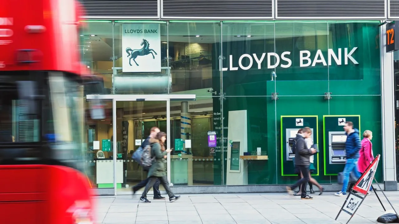 ИИ бот вошел в совет директоров крупного британского банка Lloyds Banking Group Бота разработала компания Board Intelligence Его специально обучили под задачи топ менеджмента Бот планируют использовать для исключения человеческой предвзятости при принятии решений на заседаниях совета директоров а также для предоставления консультаций по вопросам кибербезопасности Доверят ИИ ассистенту и анализ конфиденциальной информации  Подробнее