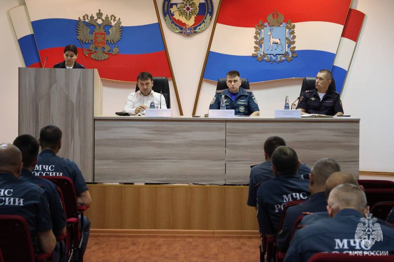 В Самаре прошёл межведомственный семинар по вопросам взаимодействия при расследовании пожаров В Главном управлении МЧС России по Самарской области состоялся межведомственный семинар-совещание, посвящённый вопросам взаимодействия при проведении проверок по сообщениям о пожарах и иных происшествиях, доследственных проверок и дознания по делам о пожарах, а также нарушений требований пожарной безопасности. Организаторами мероприятия выступили дознаватели МЧС России. К участию в семинаре были приглашены представители Прокуратуры, МВД, а также сотрудники Судебно-экспертного учреждения федеральной противопожарной службы „Испытательная пожарная лаборатория“. Семинар прошёл в три этапа — теоретический, практический и заключительный. Теоретическом этапе участники обсудили вопросы организации взаимодействия при расследовании преступлений, связанных с пожарами, а также рассмотрели особенности осмотра места происшествия, изъятия вещественных доказательств в том числе зажигалок, бутылок, остатков одежды, обуви, сумок и других предметов , и обменялись профессиональным опытом. Практическая часть включала ознакомление с техническими средствами, находящимися на вооружении испытательной пожарной лаборатории, и демонстрацию их применения в реальных условиях. Участники могли на практике опробовать оборудование, используемое при проведении экспертных исследований на месте пожара. Заключительный этап был посвящён разбору конкретных примеров расследований пожаров. Совместно с дознавателями были проанализированы алгоритмы действий при проведении проверок по фактам возгораний и иных происшествий. «Такие мероприятия укрепляют межведомственное взаимодействие, повышают эффективность расследования причин пожаров и улучшают профессиональную подготовку сотрудников системы пожарной безопасности региона», - отметил заместитель начальника Главного управления Игорь Трубников.