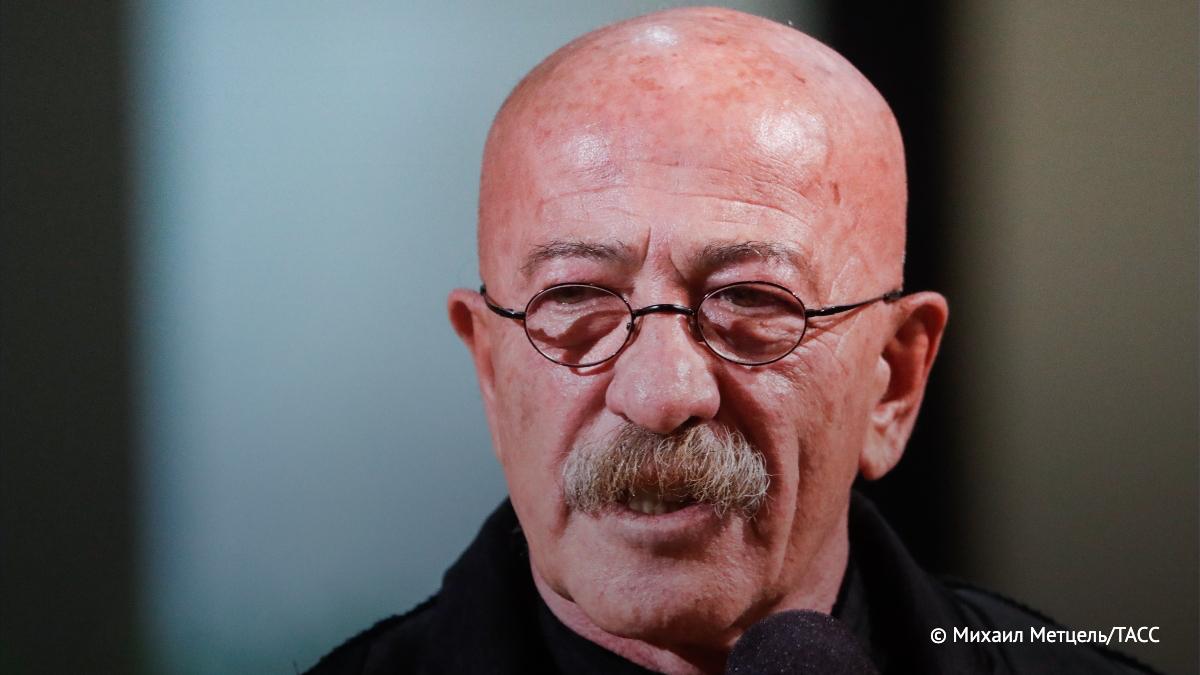 Александр Розенбаум здоров, новости о его госпитализации являются дезинформацией. Об этом ТАСС сообщила продюсер артиста Купсина.  Ранее в СМИ появилась информация о том, что певец был экстренно доставлен в клинику с пневмонией.