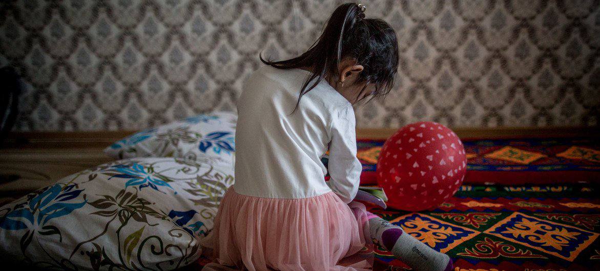 Каждый пятый житель России использует в процессе воспитания своих детей физические наказания и бьют детей — ВЦИОМ Аналитики центра спросили россиян о том, как их воспитывали родители и как они сами воспитывают своих детей. 22% опрошенных признались, что наказывают детей за плохое поведение шлепками, щелчками, подзатыльниками и ремнем. В 2022 году применяющих такие методы было 20%. Чаще всего физические наказания используют родители из реформенного поколения 1968–1981 годов рождения . Гуд Афтенун Новости