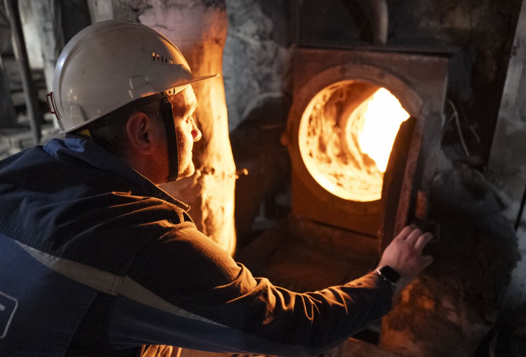 Научно технический совет Ростехнадзора рассмотрев технологию электрического розжига котлов ТЭЦ поддержал целесообразность внесения корректировок в федеральные нормы и правила в области промышленной безопасности Инновация ранее была успешно опробована на Новосибирской ТЭЦ 3 и на Красноярской ТЭЦ 2 В результате новая экологичная технология может получить массовое применение на теплоэлектростанциях Корректировки в Правила промышленной безопасности при использовании оборудования работающего под избыточным давлением взяты в работу и предположительно будут внесены в первой половине 2026 года сообщила компания разработчик ООО КОТЭС Инжиниринг Суть инновационной технологии розжига котлов в использовании устройства с электроионизационными воспламенителями Оно позволяет разжечь холодную пылеугольную смесь и обеспечить стабильное и полное ее сжигание При этом исключен темный дым неизбежный при растопке на мазуте Мы работаем с КОТЭС с 2020 года рассказал на заседании Совета директор Новосибирской ТЭЦ 3 Андрей Бабенков За это время экспериментальный образец горелки превратился в промышленную установку которая отвечает требованиям энергобезопасности взрывобезопасности и эргономики По ссылке