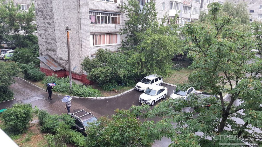 На Брянск сегодня, 12 июня, обрушился сильный дождь. В первой половине дня наблюдалась переменная облачность, временами выглядывало солнце. Но после обеда небо затянуло плотным куполом туч, начался сильный ветер. Затем полил дождь. В небе сверкает молния. Слышны громкие раскаты грома. Завтра, 13 июня, в Брянской области ожидается ухудшение погодных условий. Возможны ливень, гроза, град. Порывы ветра могут достигать 15-18 метров в секунду. В такую погоду увеличивается риск возникновения ЧС. Возможны нарушение электроснабжения, повреждения автотранспорта, падение деревьев, размытие насыпей, дорог и дамб. Жителям необходимо соблюдать меры безопасности. Фото: РИА Стрела.