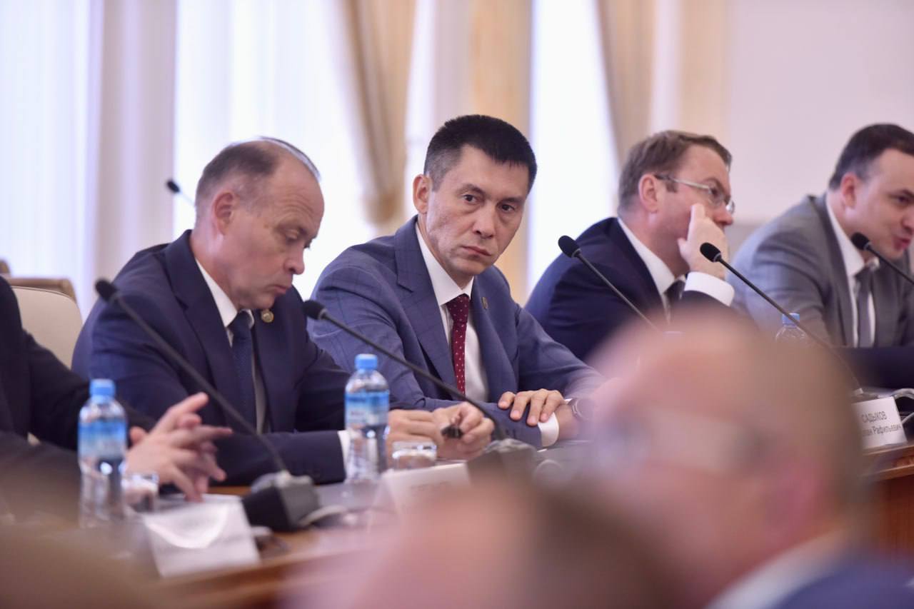 О привлечении инвестиций в Свердловскую область сегодня говорили в правительстве   Денис Паслер поставил задачу инвестиционному блоку правительства — активизировать работу по всем направлениям, обеспечить наполнение всех систем поддержки инвесторов актуальной информацией и выстроить работу с муниципалитетами. Конечная цель — обеспечить устойчивый экономический рост.  «В Национальном рейтинге инвестиционного климата по итогам 2024 года Свердловская область улучшила свои позиции, но для того, чтобы претендовать на лидерство, нужны эффективные решения. В том числе и цифровые. В регионе уже внедрены цифровые продукты, которые необходимо наполнить и актуализировать, чтобы они заработали на привлечение инвестиций. Например, цифровая инвестиционная карта. Этот сервис помогает бизнесу находить подходящие земельные участки для реализации проектов. И чем больше и точнее данные, тем выше вероятность инвестирования. На текущую дату на карте размещена информация о 609 земельных участках и 245 объектах недвижимости, которые могут быть предоставлены бизнесу по всей области. И эти данные абсолютно точно не отражают всего спектра возможностей для бизнеса. С картой интегрирована платформа «Инвесткомплекс», которая объединяет информационные системы и ресурсы всех ведомств региона. Инвесторы получают доступ к информации о возможных мерах господдержки и процедуре их получения», - отмечает врио губернатора региона Денис Паслер.     Денис Паслер