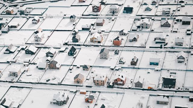 За недвижимость на участке теперь придётся платить налог  С 1 января вступает в силу закон, который обязывает собственников регистрировать построенные ими капитальные объекты – дома, бани, гаражи и прочее на капитальном фундаменте. Как разъяснила заместитель главы Сергиево-Посадского округа Ольга Мурзак, если площадь одного из таких объектов на земельном участке составляет менее 50 кв.м, то платить налог за него не нужно. Но если на участке имеется несколько таких объектов – небольшая банька, сарайчик – то владелец по-прежнему не платит за одно строение, а за все остальные – платит.  Налог на них составит от 0,1% до 0,3% от кадастровой стоимости. А потому собственникам стоит выяснить этот показатель, чтобы иметь возможность выгодно применить льготу.  Ольга Мурзак также напомнила, что от налога на строения освобождены инвалиды 1, 2 группы, участники военных действий и пострадавшие от военных действий мирные граждане.