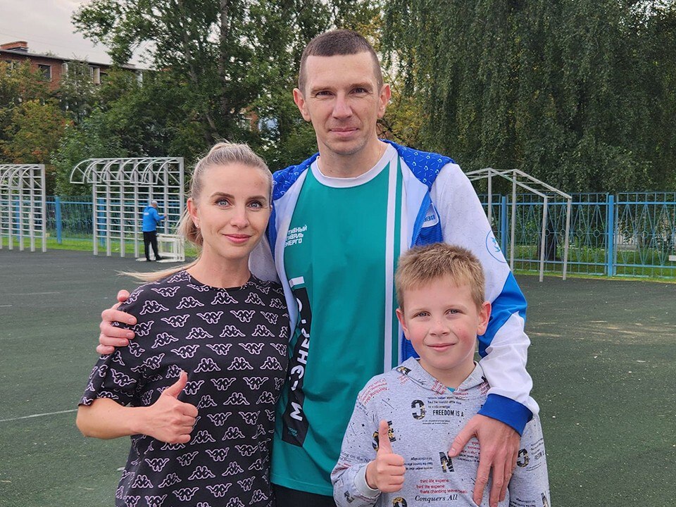 Новый формат нормы ГТО в Ступино можно сдать после работы Центр тестирования ГТО в городском округе Ступино ввел новую услугу для занятых семей Сдать нормативы можно в вечернее время по предварительной записи Это позволяет родителям с детьми прийти на площадку после работы Инициатива стала актуальной после закрытия на реконструкцию стадиона Металлург Основными площадками для приема нормативов теперь являются стадионы Прогресс Смена и в Ситне Щелканове Стандартное расписание тестирования по субботам продолжает действовать Стараемся создавать удобные условия для наших жителей Вечерний формат позволяет вовлекать в движение целые семьи для которых спорт это общее дело пояснила руководитель центра тестирования ГТО в Ступино Марина Коротаева Первой опробовала нововведение семья Степановых Елена и Дмитрий вместе с девятилетним сыном Игорем активно занимаются спортом Мальчик посещает секции самбо и плавания Родители поддерживают его интересы Все трое успешно сдали нормативы комплекса ГТО на золотые знаки отличия По их словам совместные тренировки на стадионе и уличных тренажерах походы и путешествия помогают укреплять семейные связи По выходным семью часто можно встретить на велопрогулках за городом Именно такой разносторонний и активный подход к жизни по мнению Степановых помогает гармонично развиваться Ступино